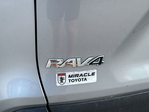 Used 2020 Toyota RAV4 XLE Premium image 9