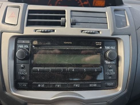 Used 2010 Toyota Yaris 4-Door Hatchback image 22