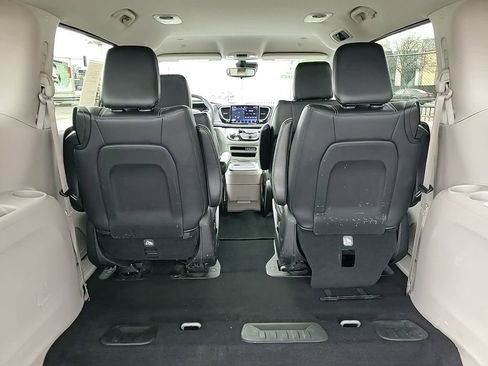 Used 2024 Chrysler Pacifica Limited FWD image 33