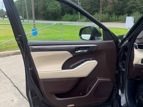 Used 2021 Toyota Highlander Limited image 7