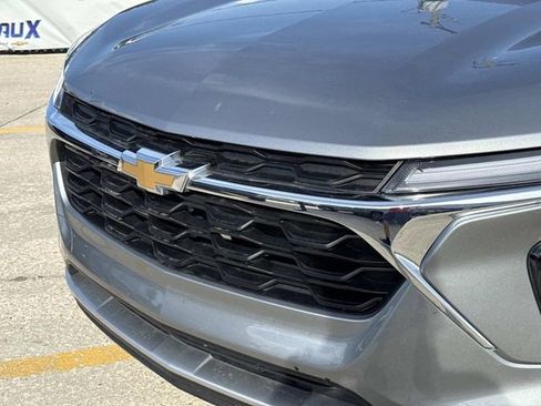 Used 2025 Chevrolet Trax LT w/ LT Convenience Package FWD image 3