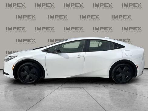 Used 2025 Toyota Prius LE image 2