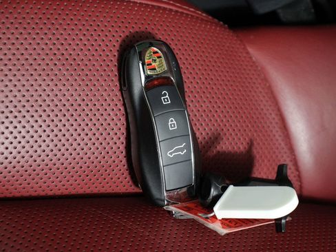 Certified 2022 Porsche Macan image 34