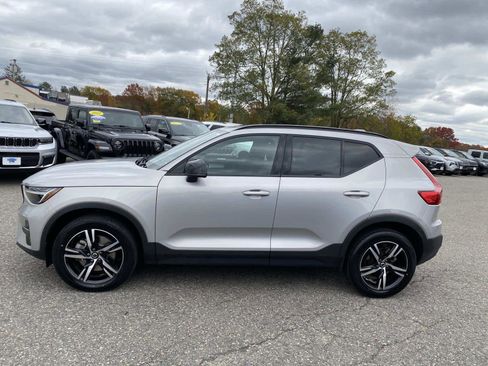 Used 2024 Volvo XC40 B5 Core image 8