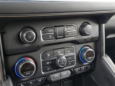 Used 2024 Chevrolet Suburban Premier image 31