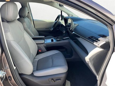 Used 2023 Toyota Sienna Limited image 16