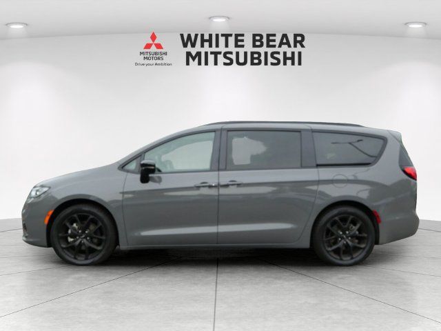 Used 2025 Chrysler Pacifica Limited FWD image 3