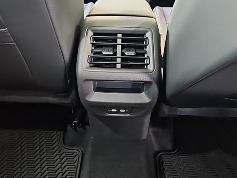 New 2025 Volkswagen Tiguan SE image 18