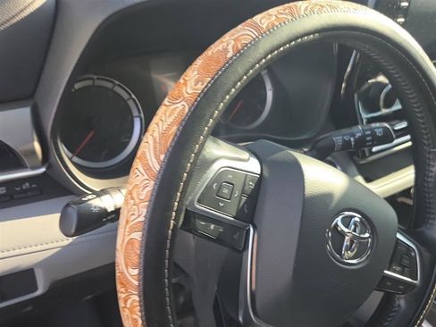 Used 2021 Toyota Highlander LE FWD image 21