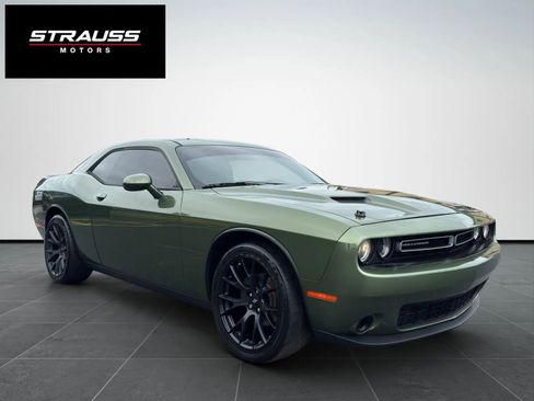 Used 2018 Dodge Challenger SXT RWD image 1