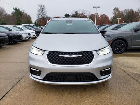 New 2026 Chrysler Pacifica Limited w/ Trailer Tow Group image 2