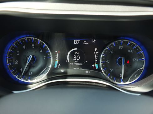 Used 2023 Chrysler Pacifica Touring-L FWD image 23