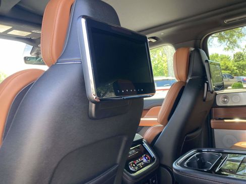 Used 2019 Lincoln Navigator Reserve AWD/4WD image 18