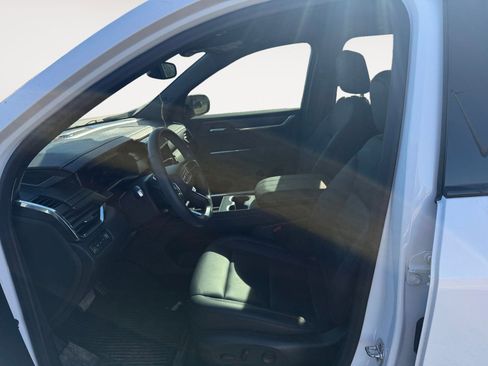 Used 2024 GMC Acadia Elevation w/ Black Edition image 9