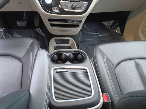 Used 2024 Chrysler Pacifica Select image 17