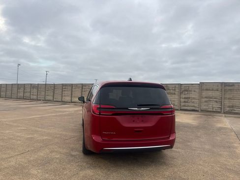 Used 2025 Chrysler Pacifica Select FWD image 17
