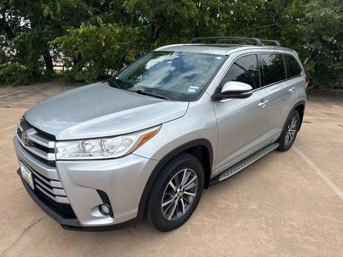 Used 2017 Toyota Highlander XLE FWD image 1