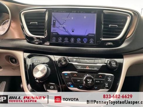 Used 2017 Chrysler Pacifica Touring-L w/ Tire & Wheel Group image 13