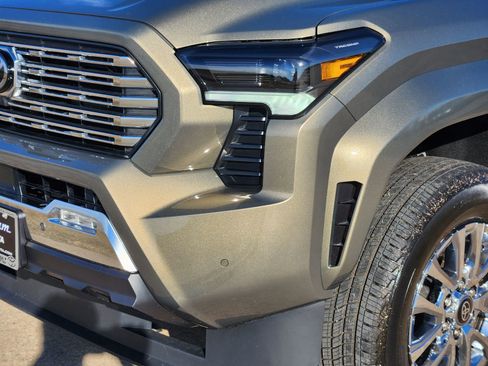Used 2025 Toyota Tacoma Limited image 9