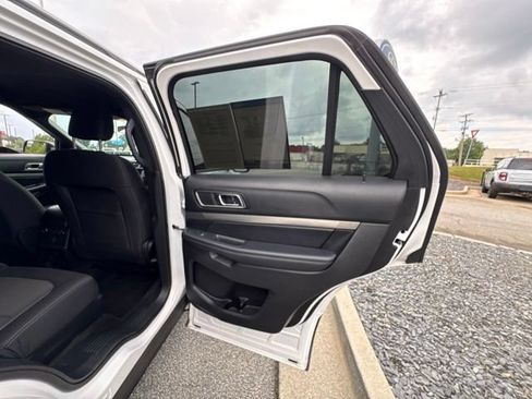 Used 2018 Ford Explorer XLT FWD image 22