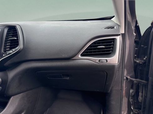 Used 2019 Jeep Cherokee Latitude Plus FWD image 23