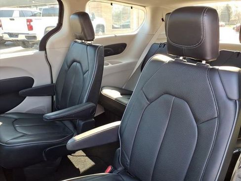 Used 2018 Chrysler Pacifica Limited w/ Tire & Wheel Group image 20