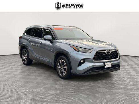 Used 2022 Toyota Highlander XLE AWD/4WD image 1