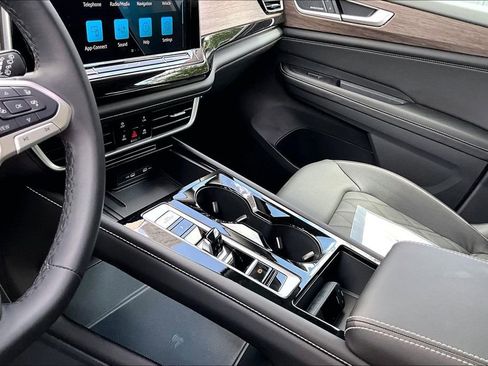 Certified 2026 Volkswagen Atlas SEL Premium R-Line image 23