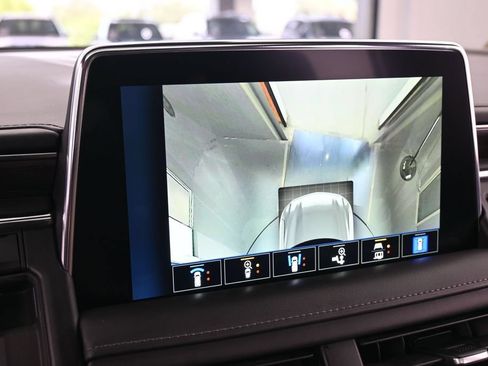 Used 2022 Chevrolet Suburban Z71 w/ Luxury Package AWD/4WD image 21