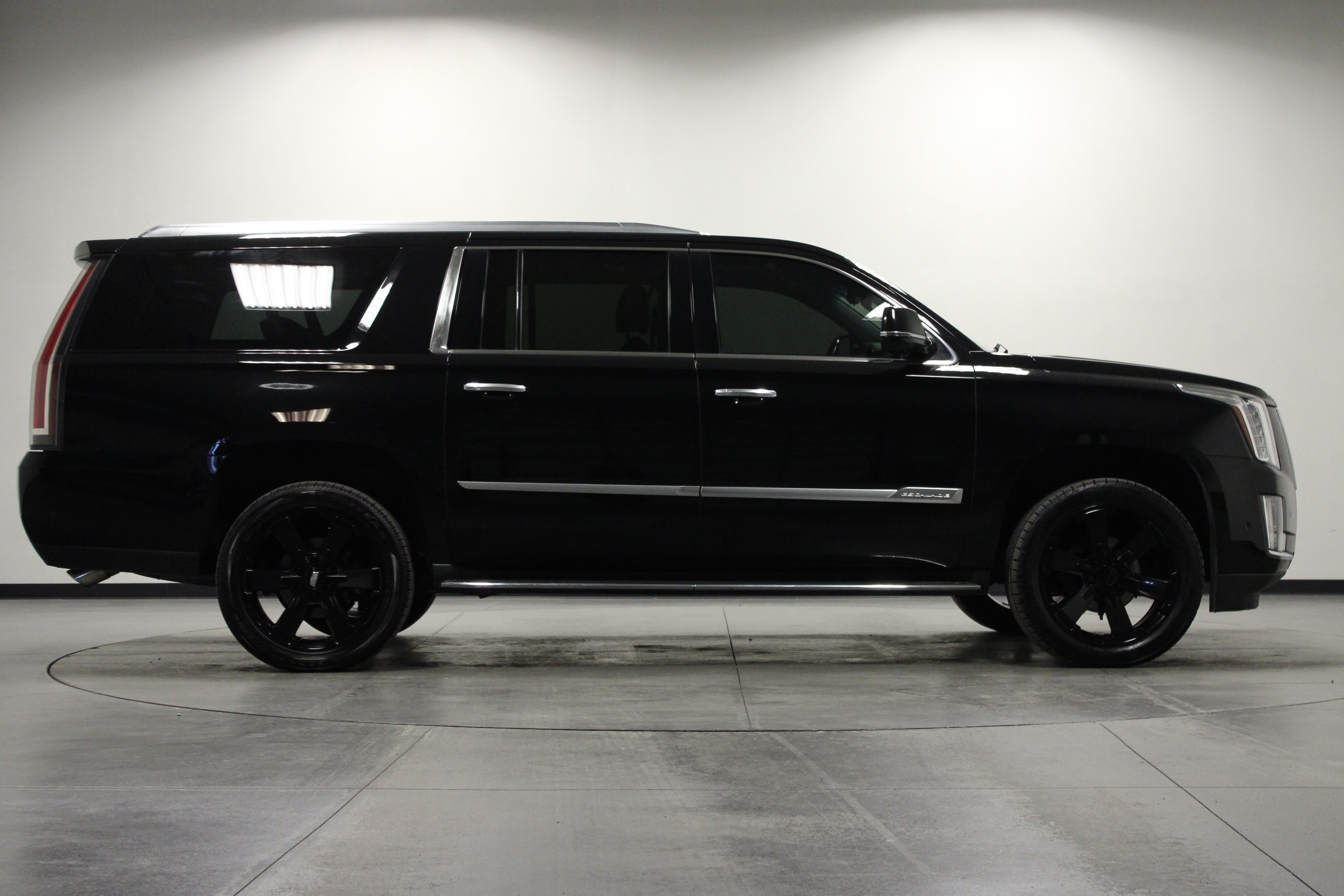 Used 2019 Cadillac Escalade ESV Luxury AWD/4WD image 3