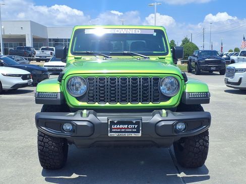 Used 2025 Jeep Gladiator Sport AWD/4WD image 5