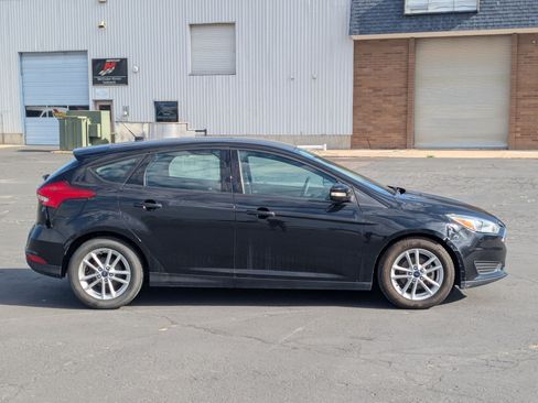 Used 2017 Ford Focus SE FWD image 2