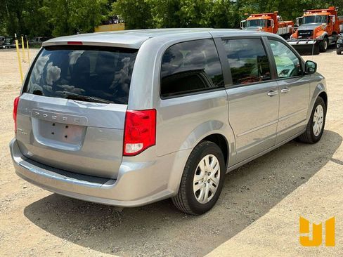 Used 2016 Dodge Grand Caravan SE w/ Quick Order Package 29E SE FWD image 3