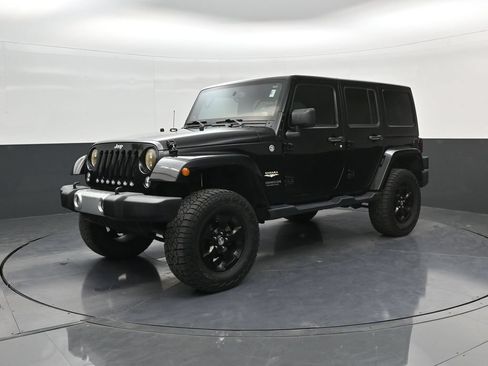 Used 2014 Jeep Wrangler Unlimited Sahara w/ Dual Top Group AWD/4WD image 4