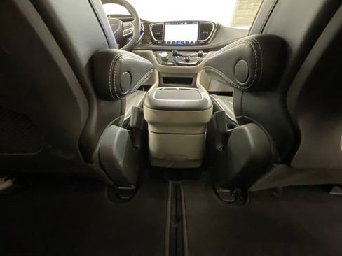 Used 2023 Chrysler Pacifica Limited FWD image 27