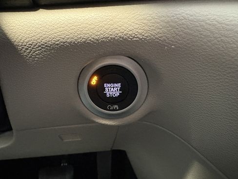 Used 2024 Chrysler Pacifica Touring-L image 14