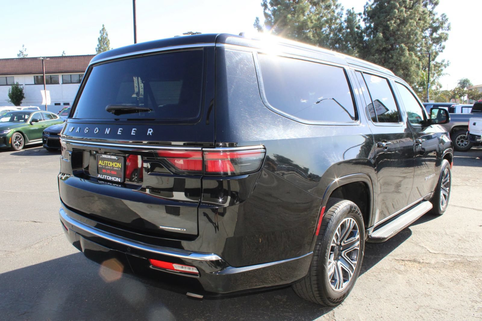Used 2024 Jeep Wagoneer L Series II RWD image 25