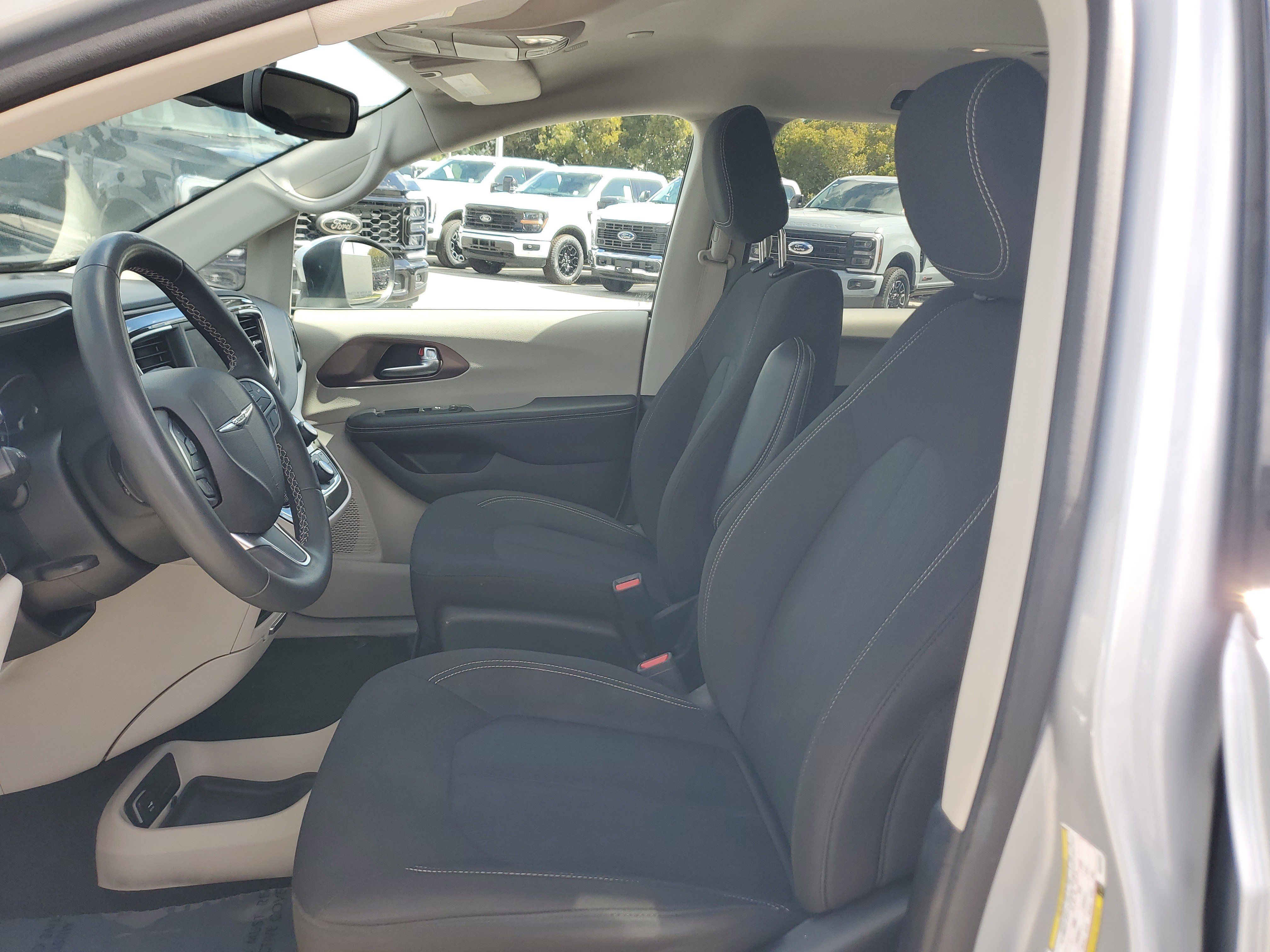Used 2023 Chrysler Voyager LX FWD image 11