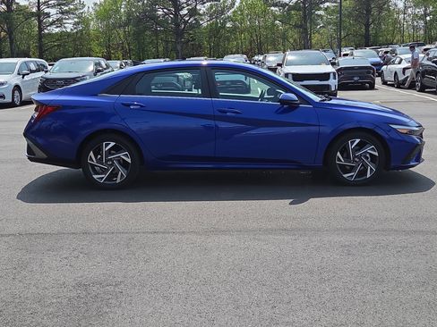 Used 2025 Hyundai Elantra SEL image 2