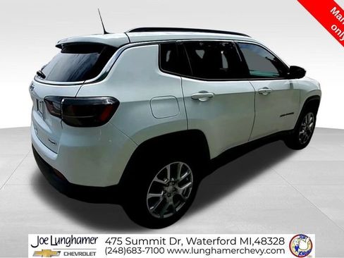 Used 2024 Jeep Compass Latitude w/ Sun and Sound Group AWD/4WD image 9