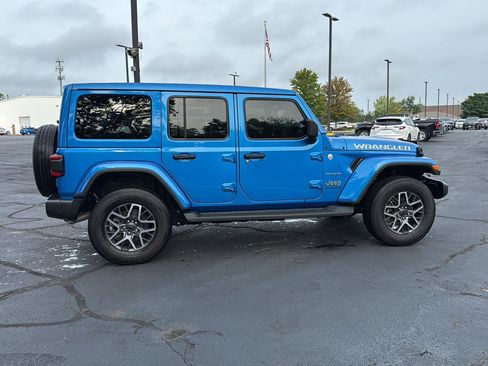 Used 2024 Jeep Wrangler Unlimited Sahara w/ Technology Group AWD/4WD image 6