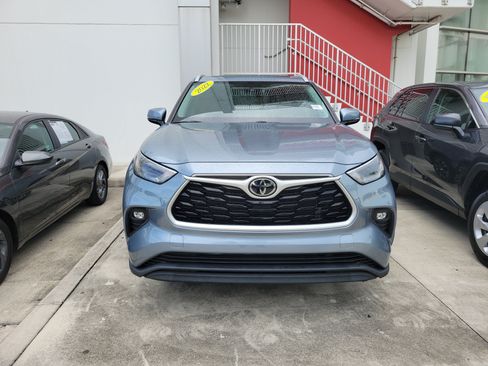 Used 2022 Toyota Highlander XLE FWD image 2