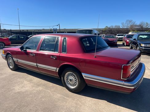 Used 1990 Lincoln Town Car image 3