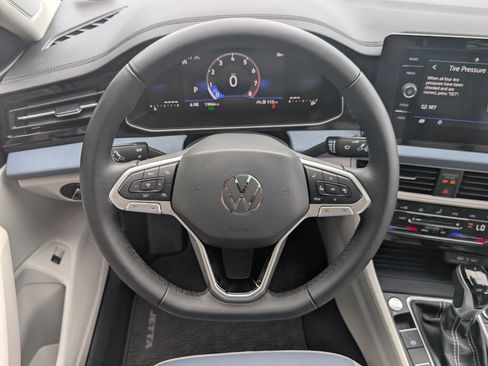 Used 2025 Volkswagen Jetta SE w/ Sunroof Package FWD image 23