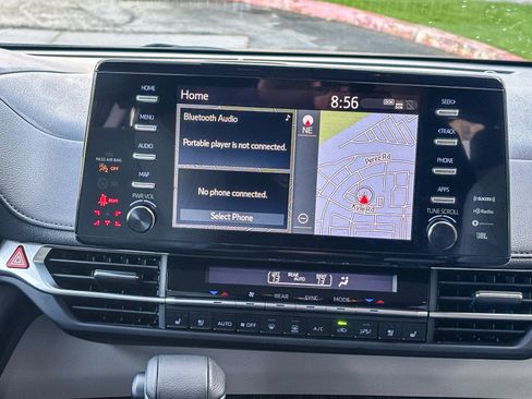 Used 2024 Toyota Sienna Limited image 17