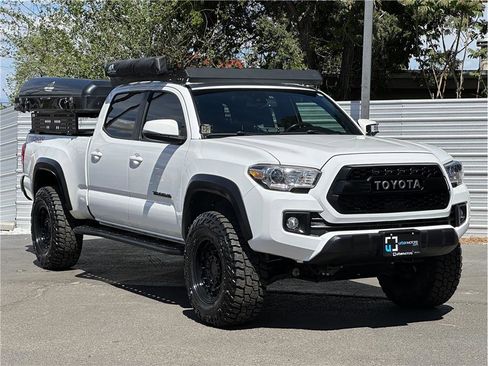 Used 2018 Toyota Tacoma TRD Off-Road w/ Technology Package image 8
