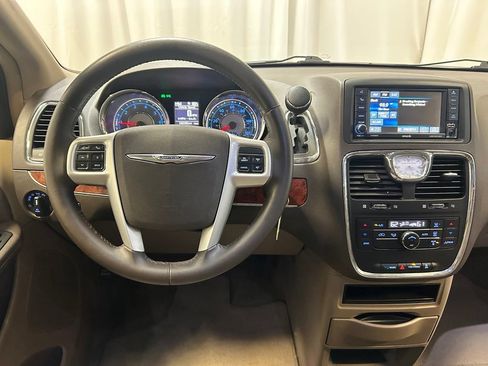 Used 2016 Chrysler Town & Country Touring FWD image 3