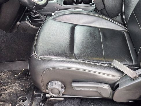 Used 2019 Jeep Wrangler Unlimited Sahara image 6