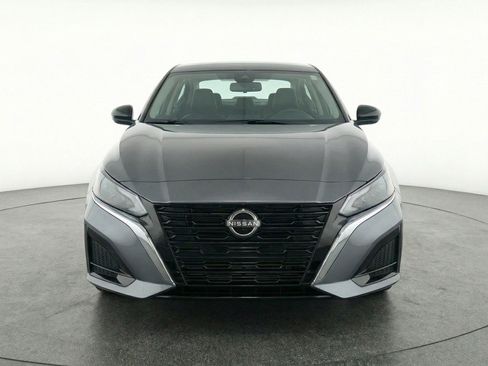 Used 2025 Nissan Altima 2.5 SV FWD image 2