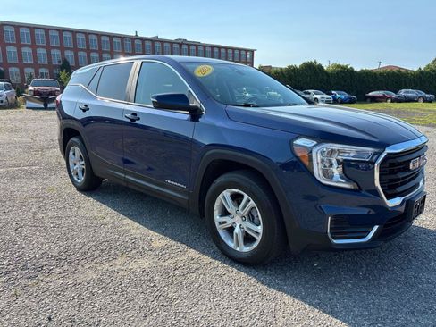 Used 2023 GMC Terrain SLE w/ LPO, Floor Liner Package AWD/4WD image 3